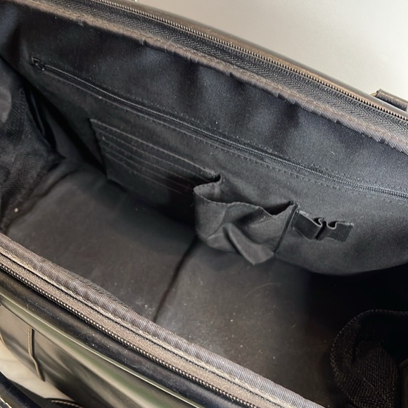 Classic Wilson Leather Doctor/Duffel Bag Crossbody - Timeless Style! - Picture 7 of 7